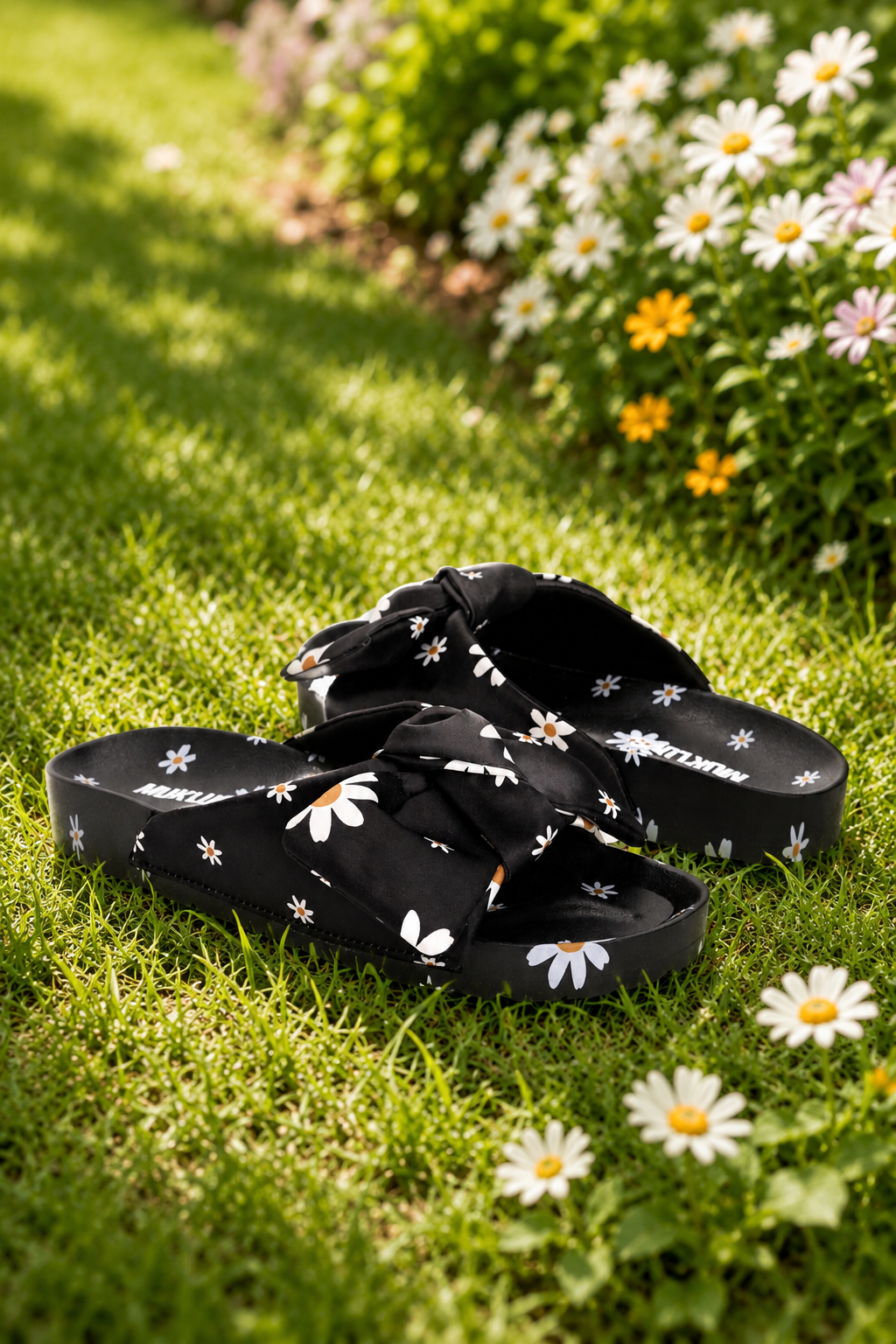 Island Luau Sandals - Black Daisy
